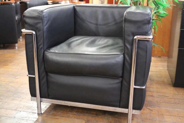 LC Petit Comfort Gordon International Black Leather Club Chair