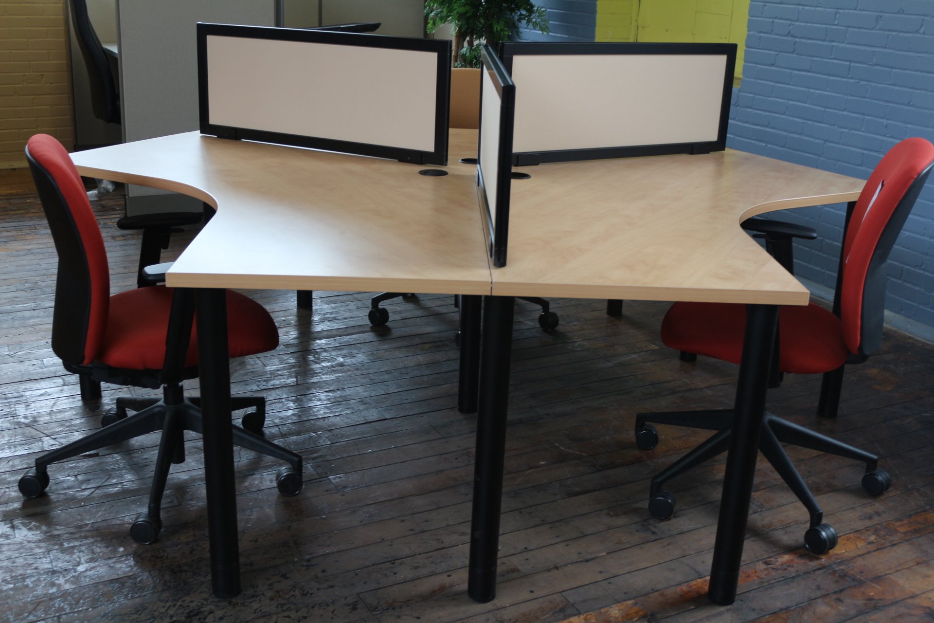 Open plan workstations with Turnstone worksurfaces