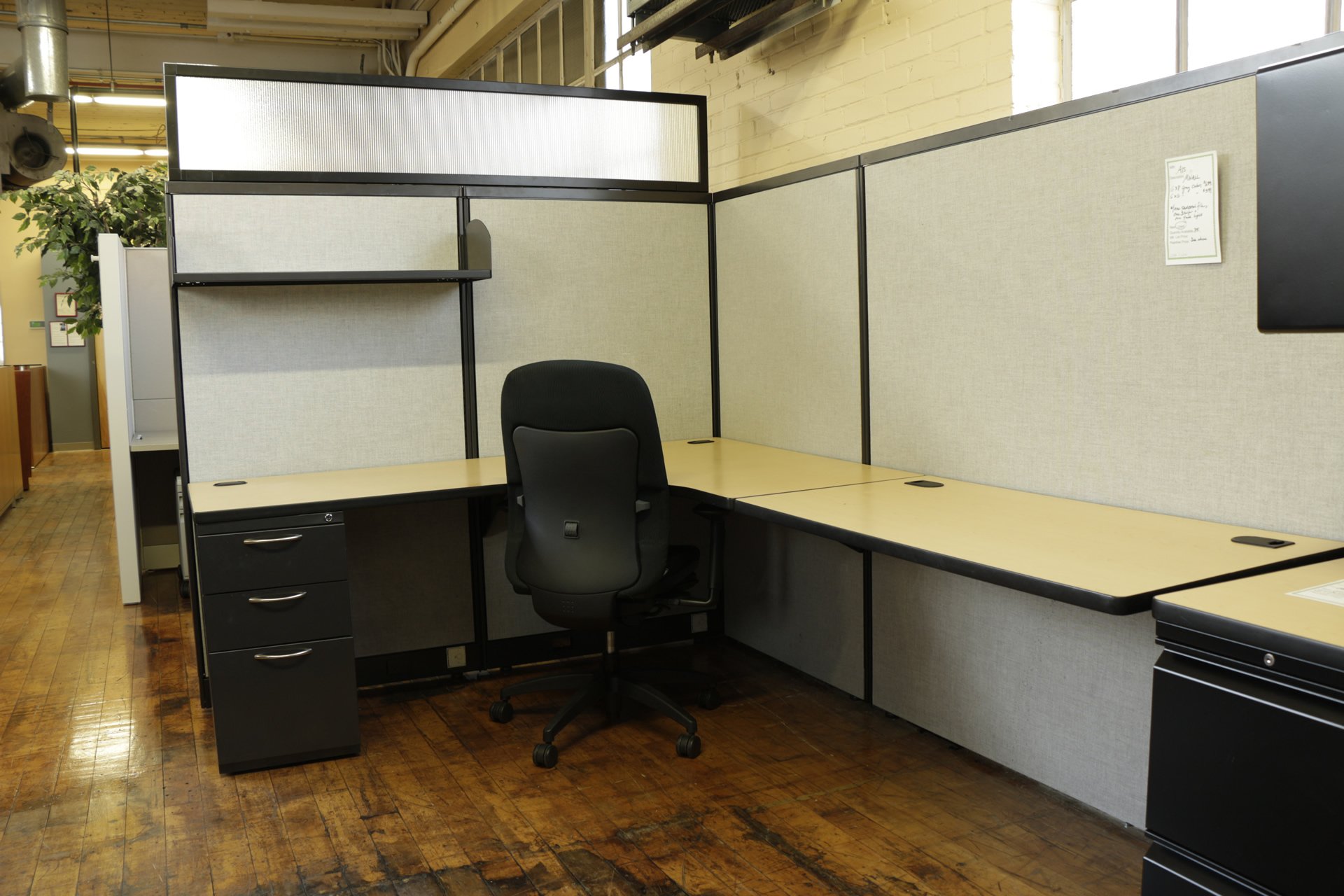 Used 6’x8′ AIS Gray and Black MWall Cubicles