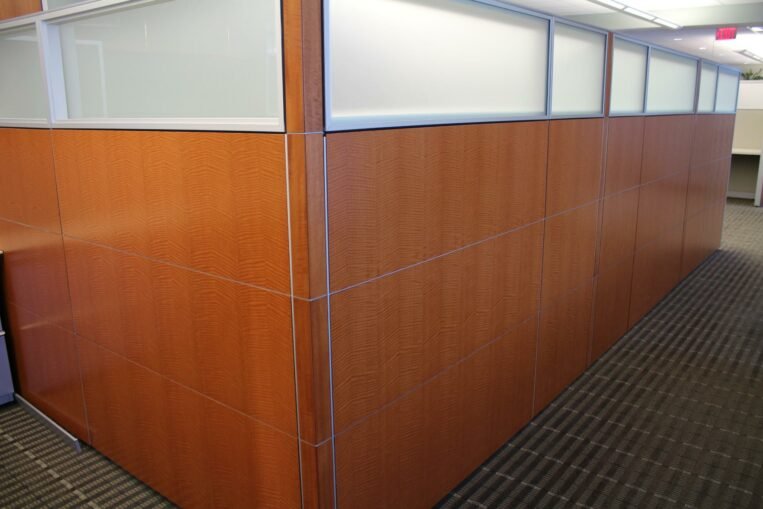 Pre-owned Knoll Reff Anigre workstations