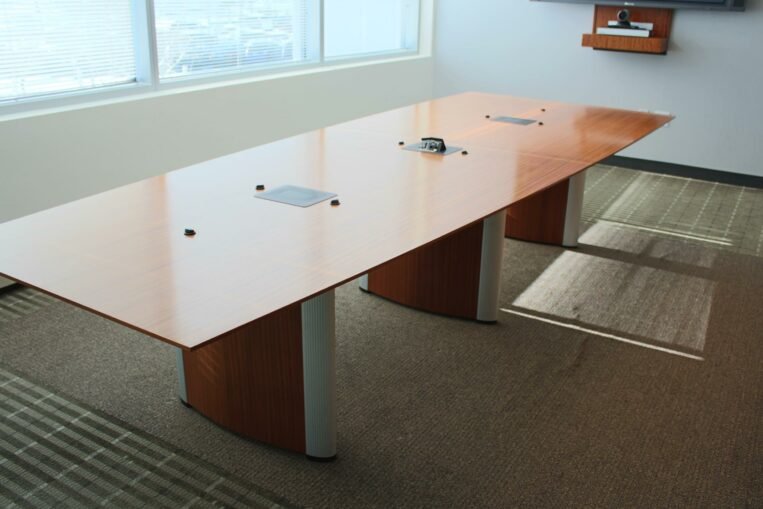 Nienkamper Vox Conference Tables with forums