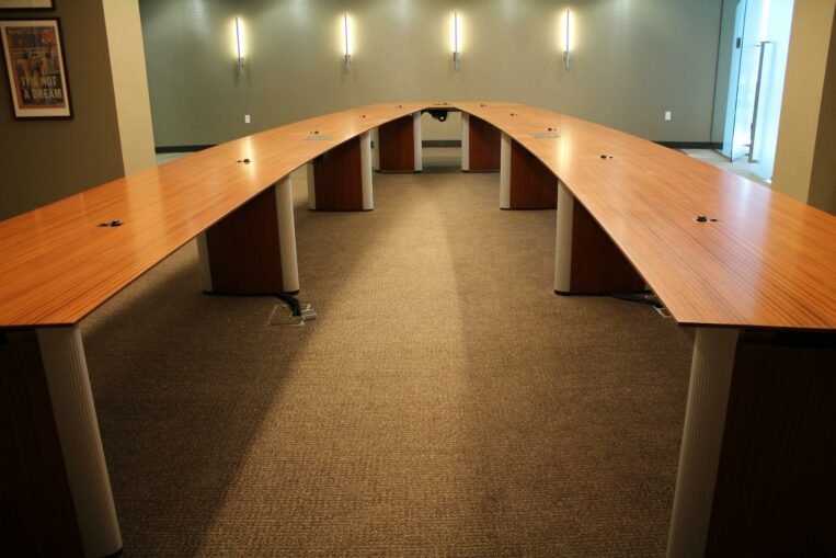 Nienkamper Vox 29' Video Conferencing Table