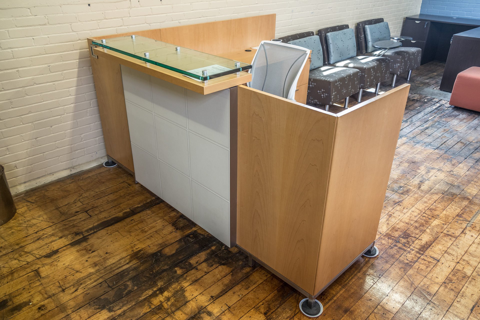 Tuohy Geneva 8 5 X 7 Natural Maple Reception Desks With Leather