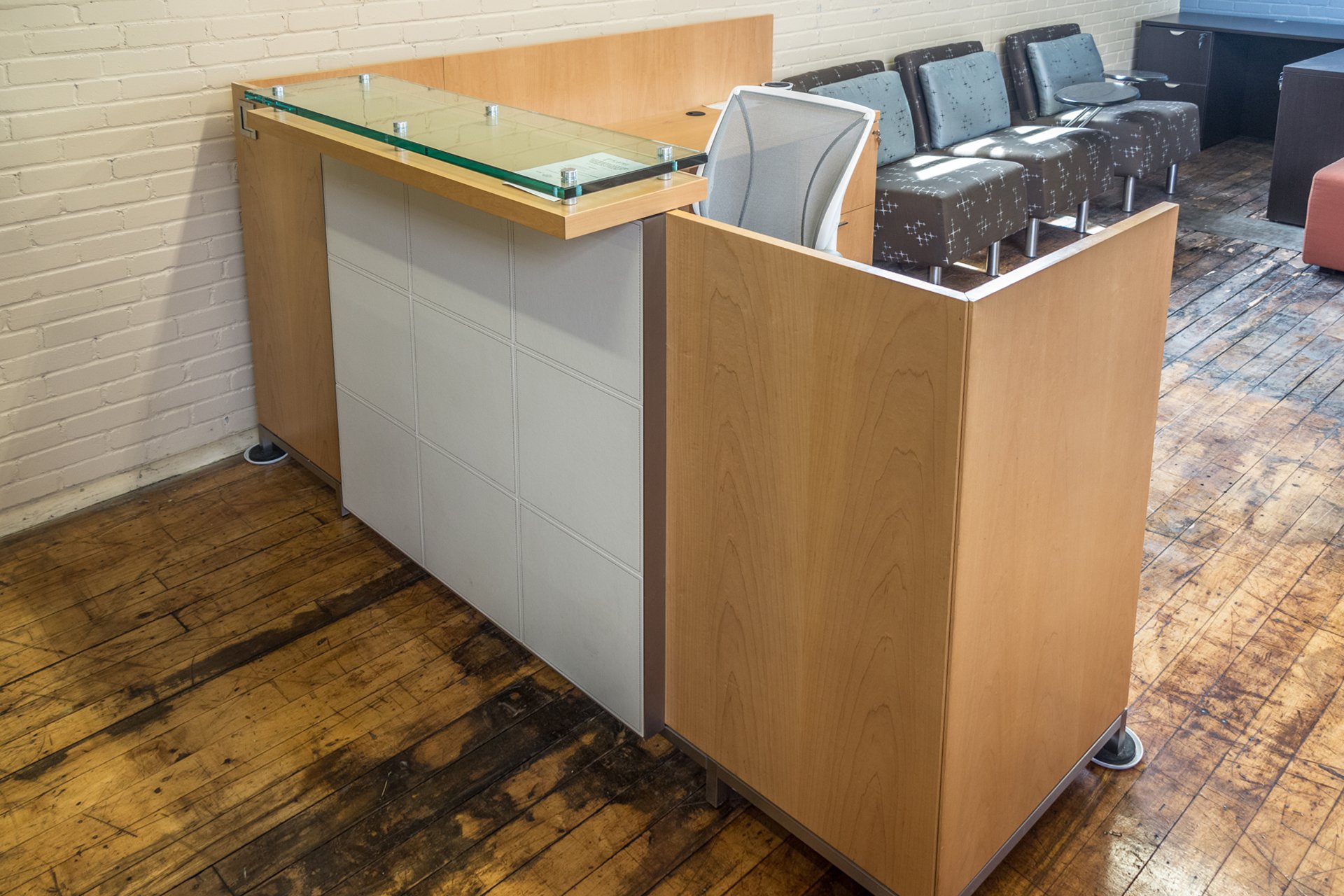 tuohy-geneva-85′-x-7′-natural-maple-reception-desks-with-leather-features-glass-transaction-counter