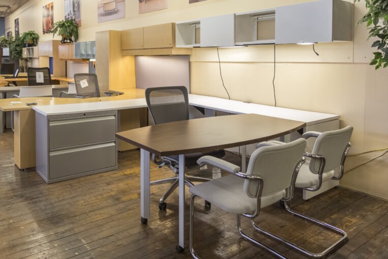 Knoll Workstations with Mobile Table Desk & Overhead Storage