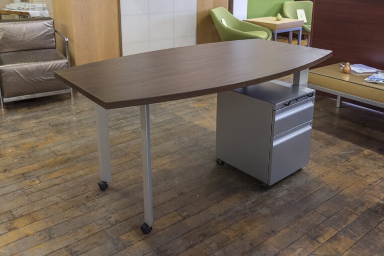 Knoll Mobile Boat Shaped Table Desks