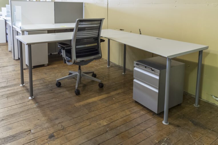 Knoll Autostrada 6′ x 6′ L-Shaped Desks