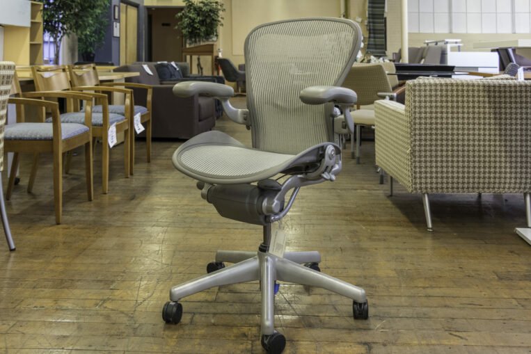 Herman Miller Aeron Chairs in Platinum Size B