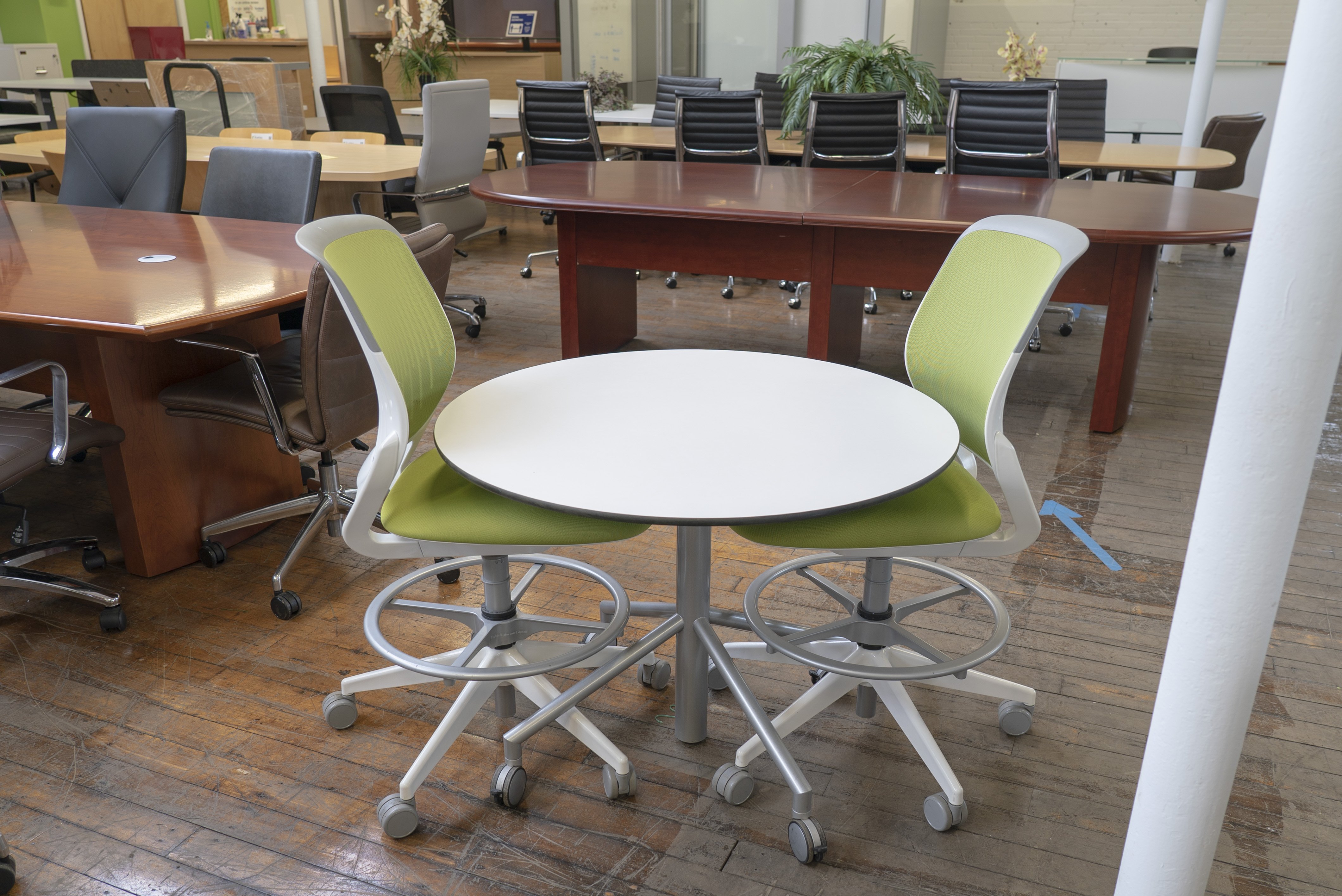 36-pneumatic-height-adjustable-mobile-round-table