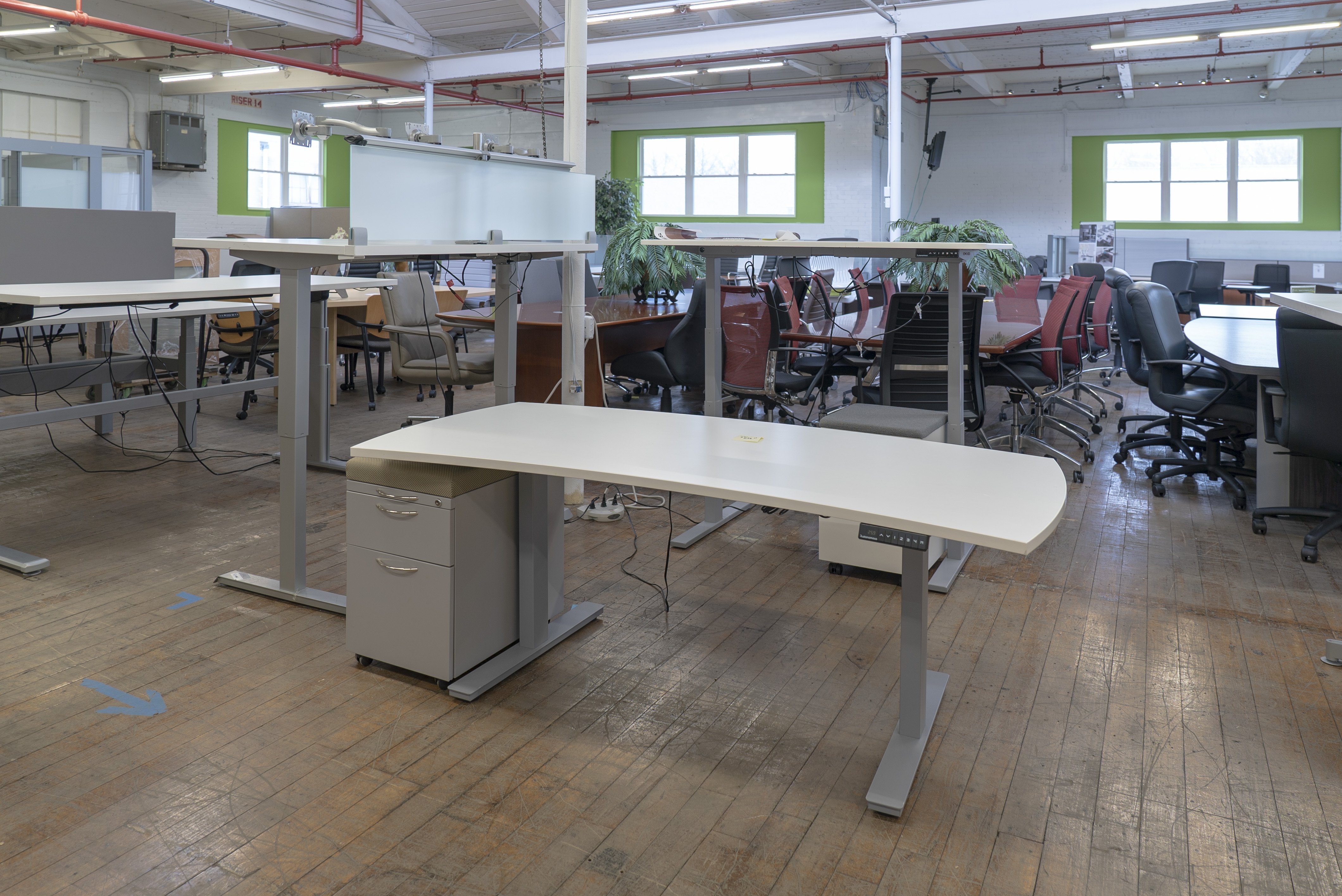 autonomous-crescent-shaped-height-adjustable-sit-to-stand-desks