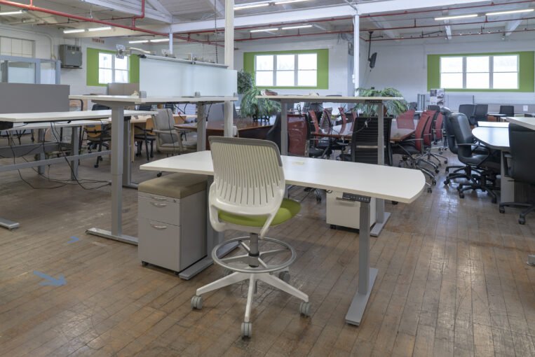 Autonomous Crescent Shaped Height Adjustable Sit-to-Stand Desks