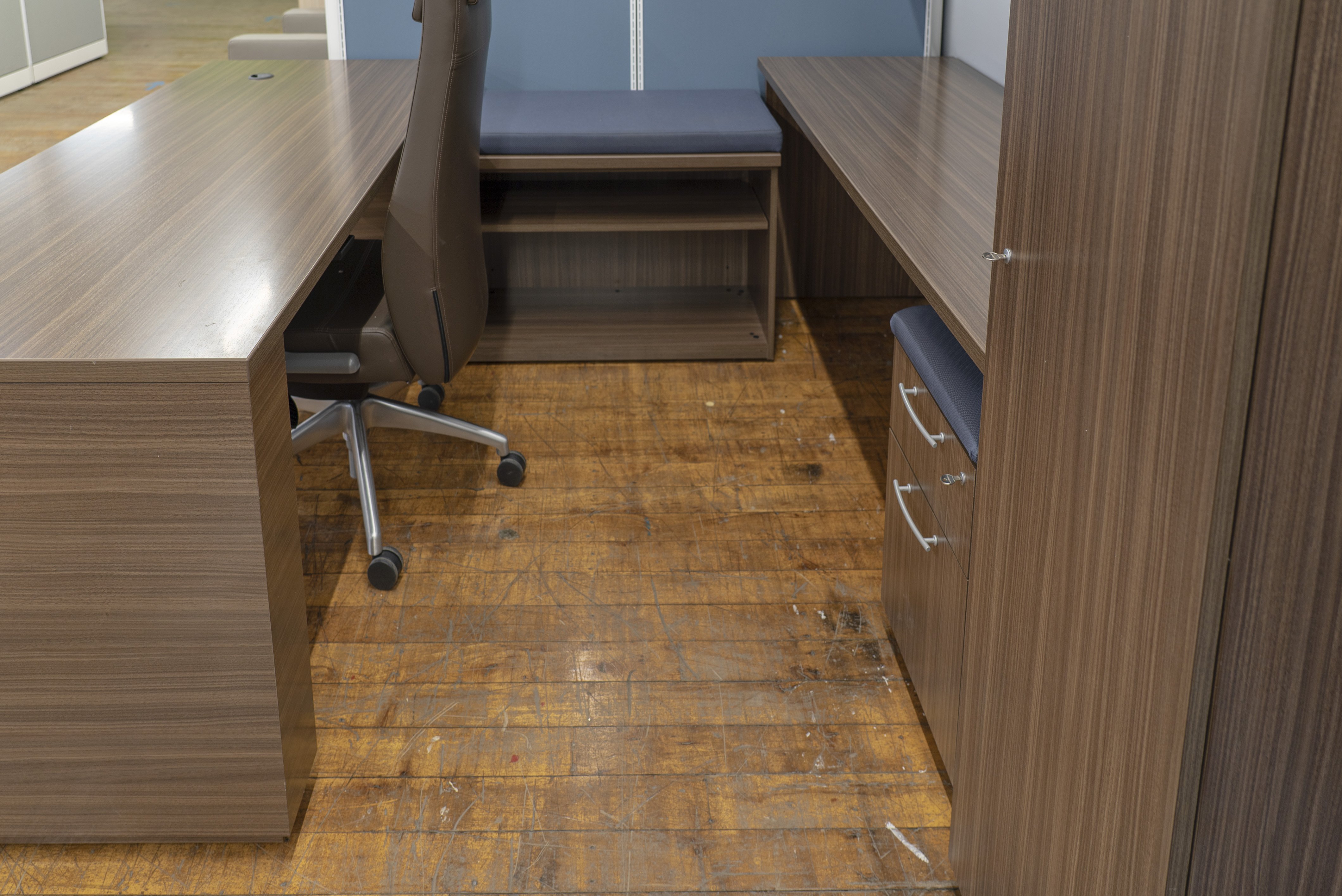 national-tessera-sit-to-stand-private-office-suite