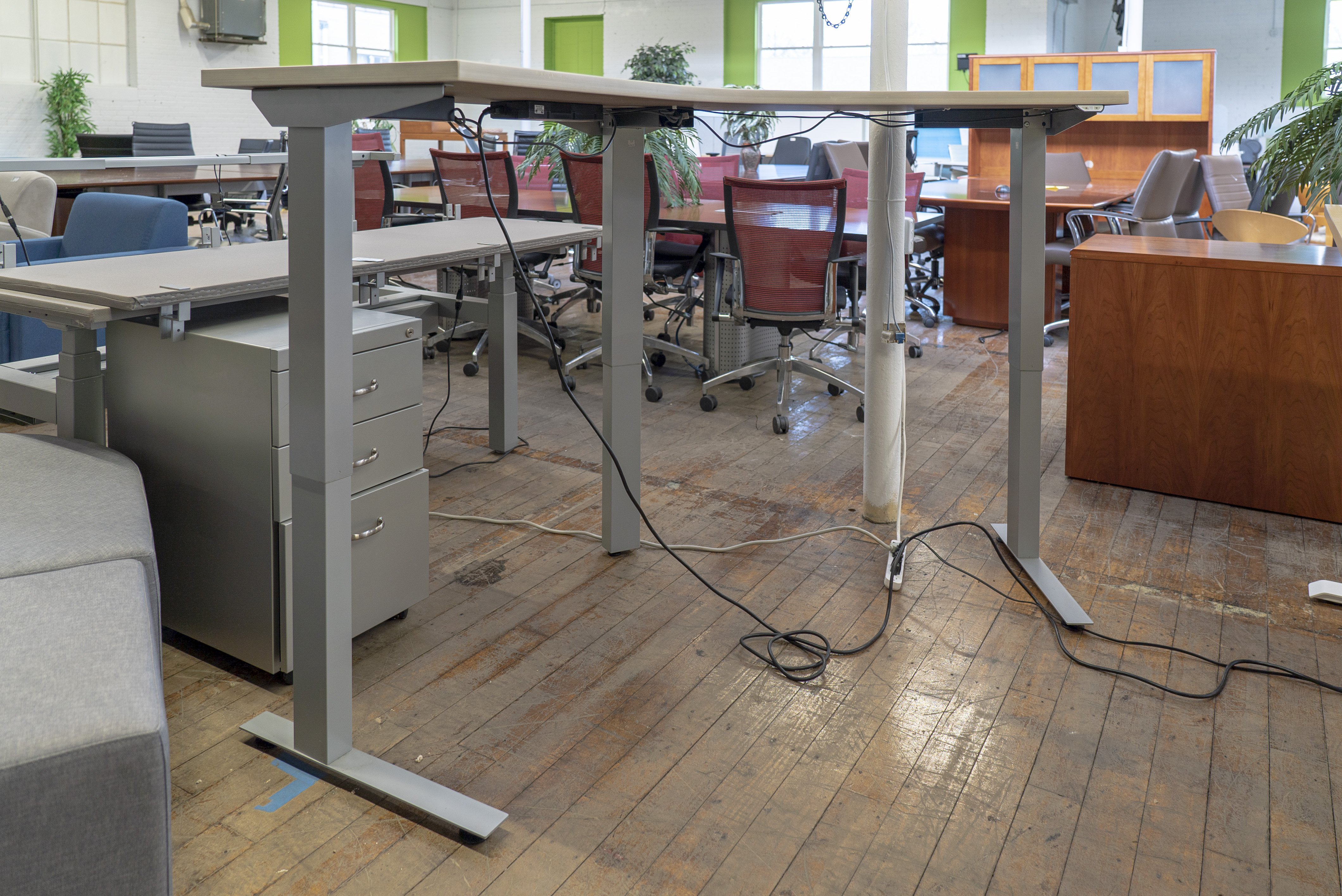 omt-veyhl-120­°-sit-to-stand-desks
