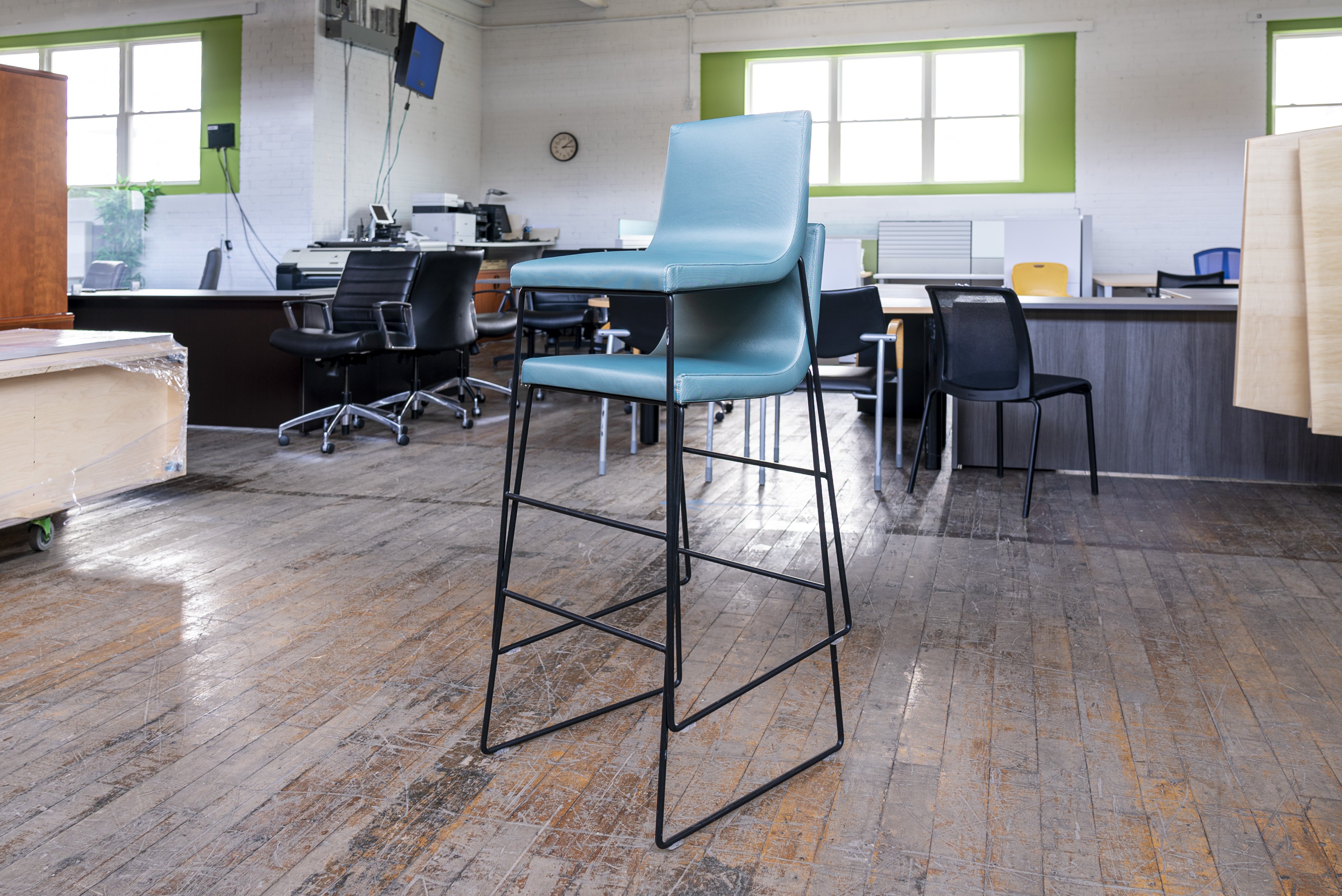 andreu-world-lineal-comfort-bar-stools