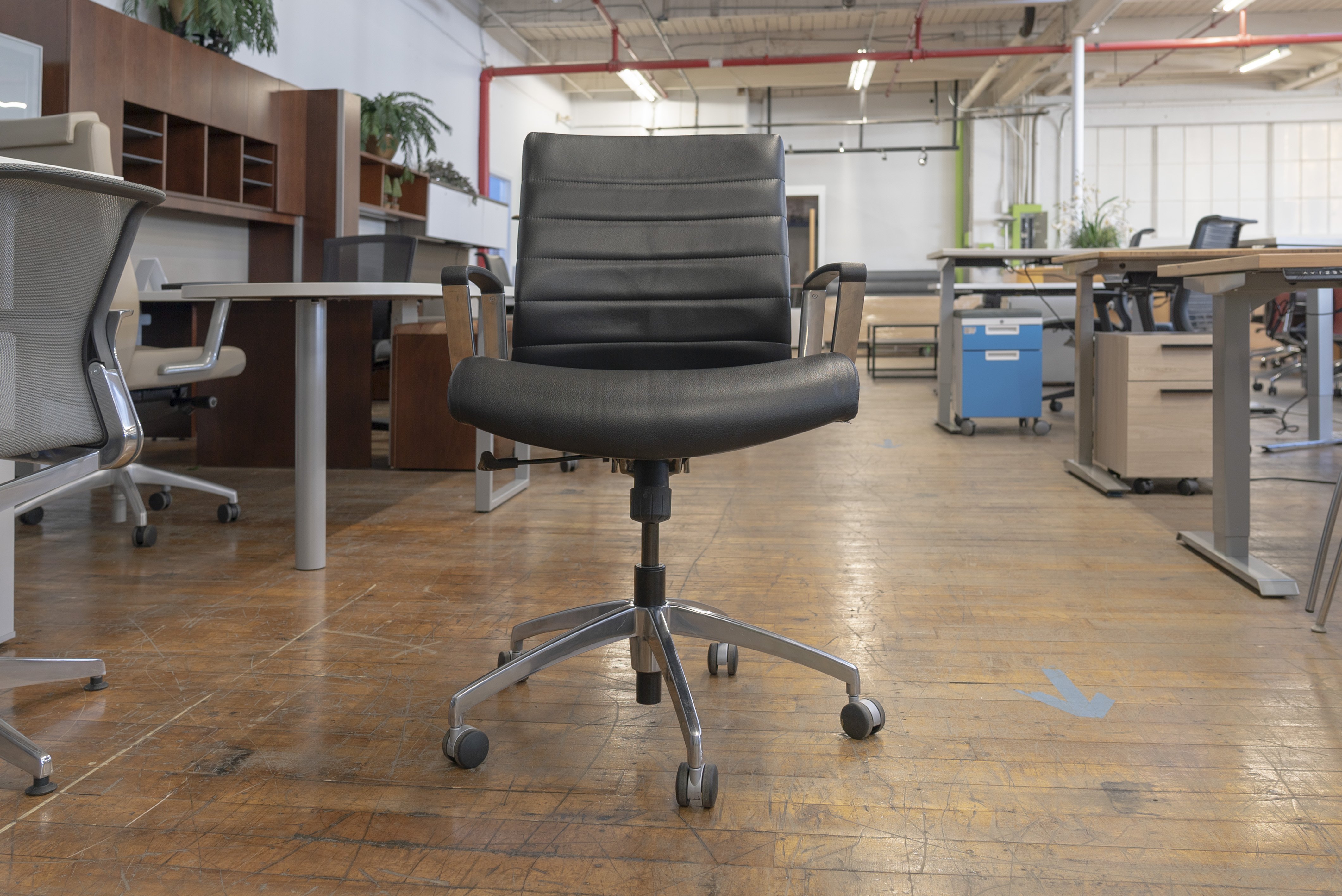 paoli-svelte-black-leather-mid-back-conference-chairs