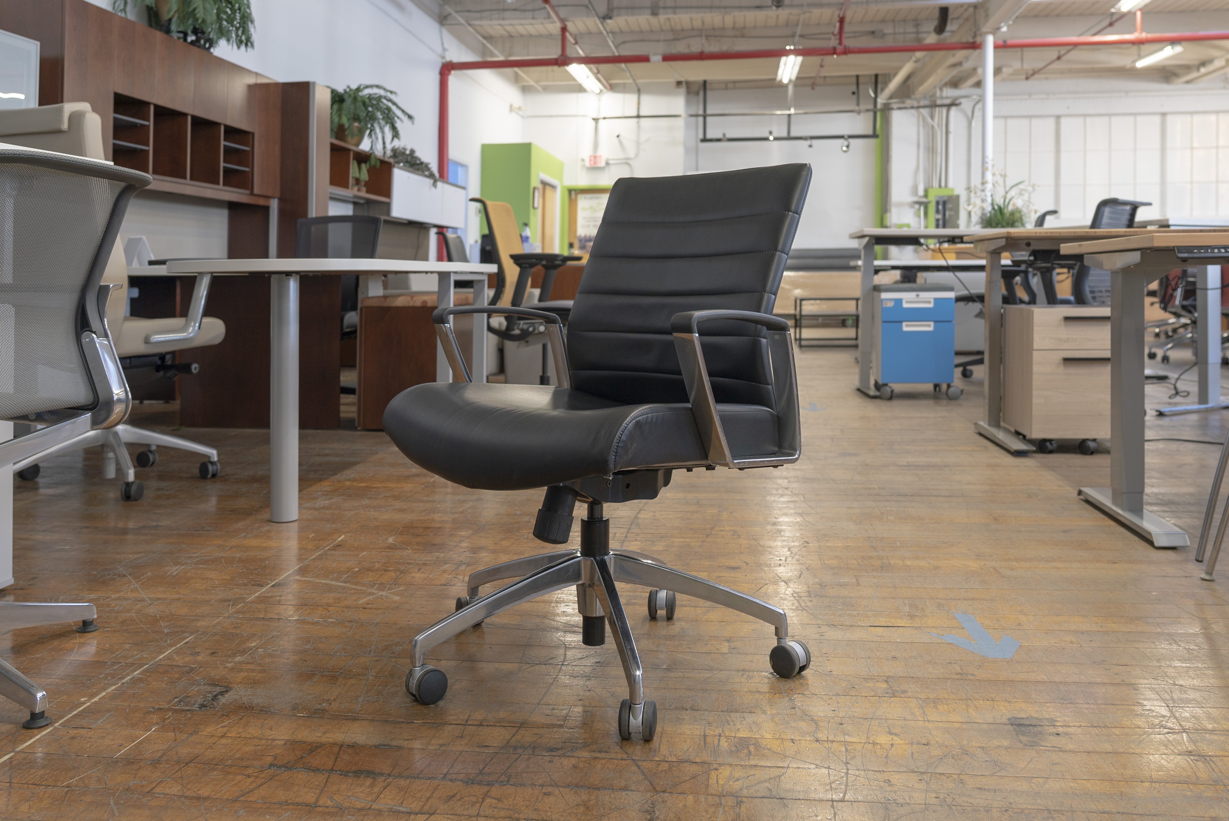 paoli-svelte-black-leather-mid-back-conference-chairs