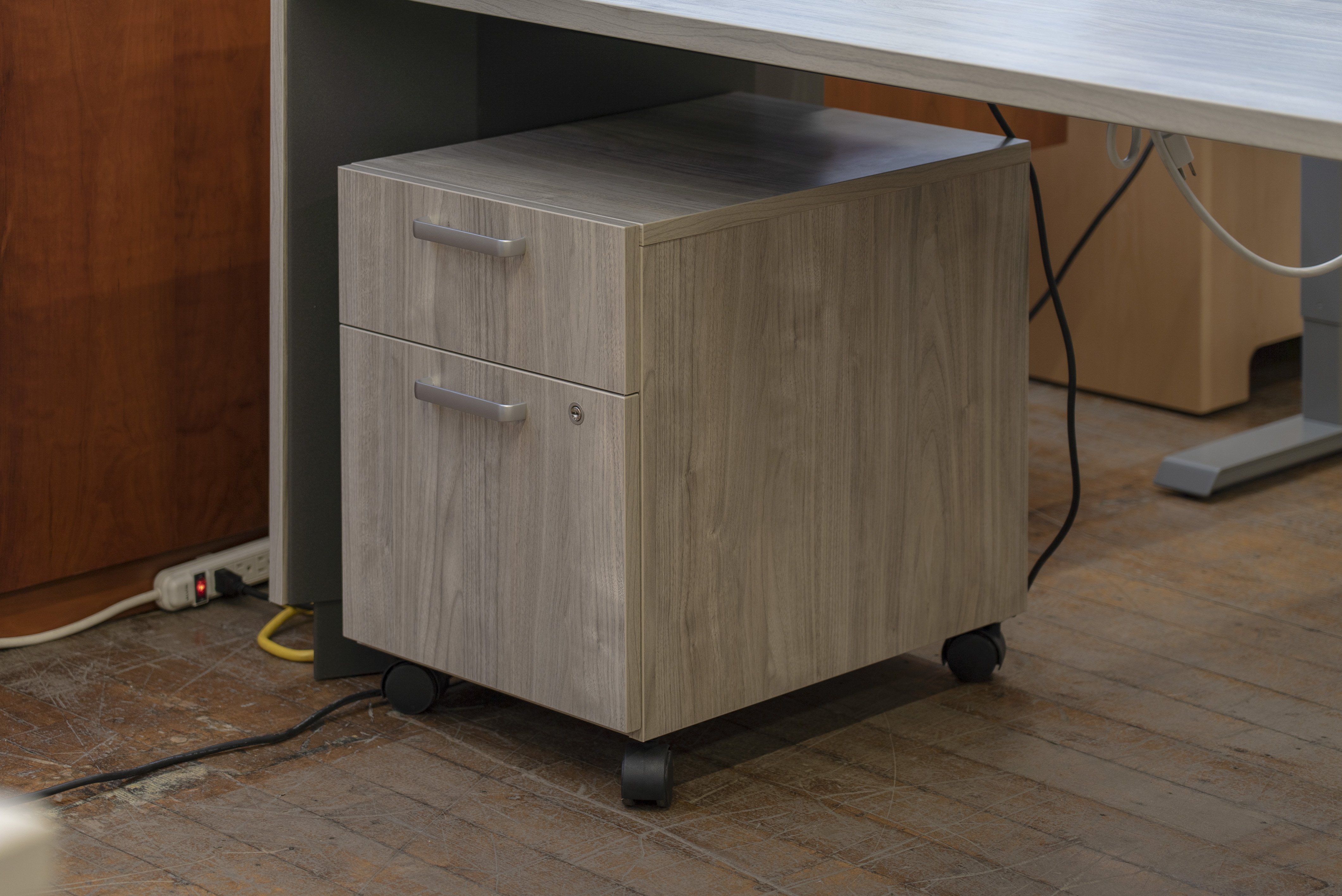 steelcase-slim-leg-height-adjustable-desks