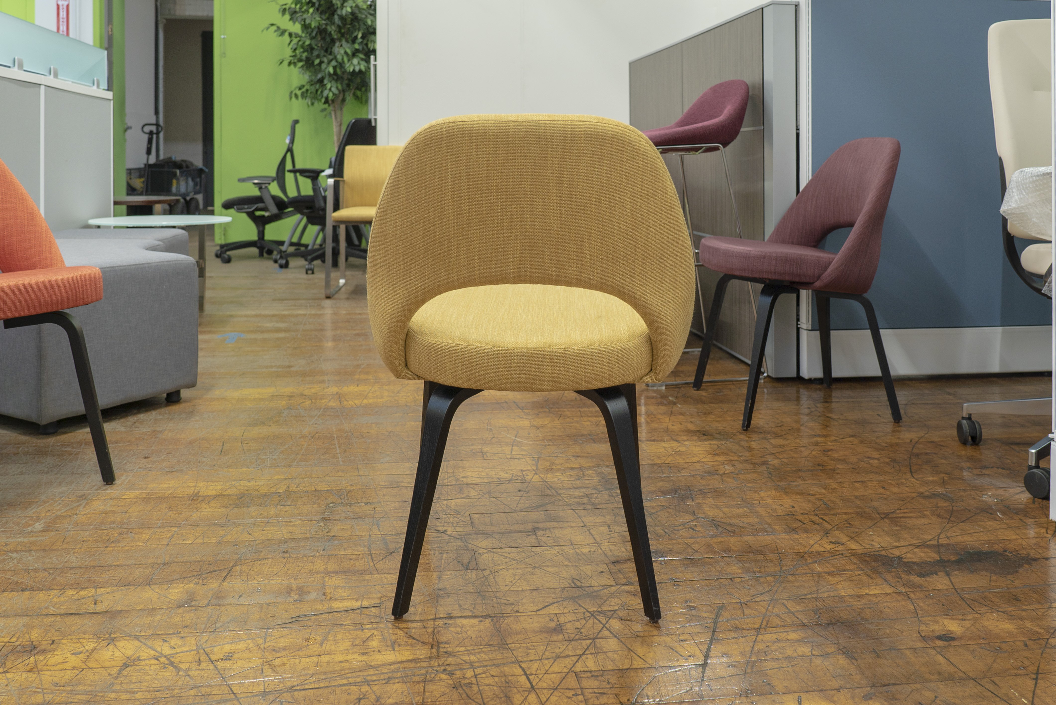 knoll-saarinen-guest-chairs-available-in-3-colors