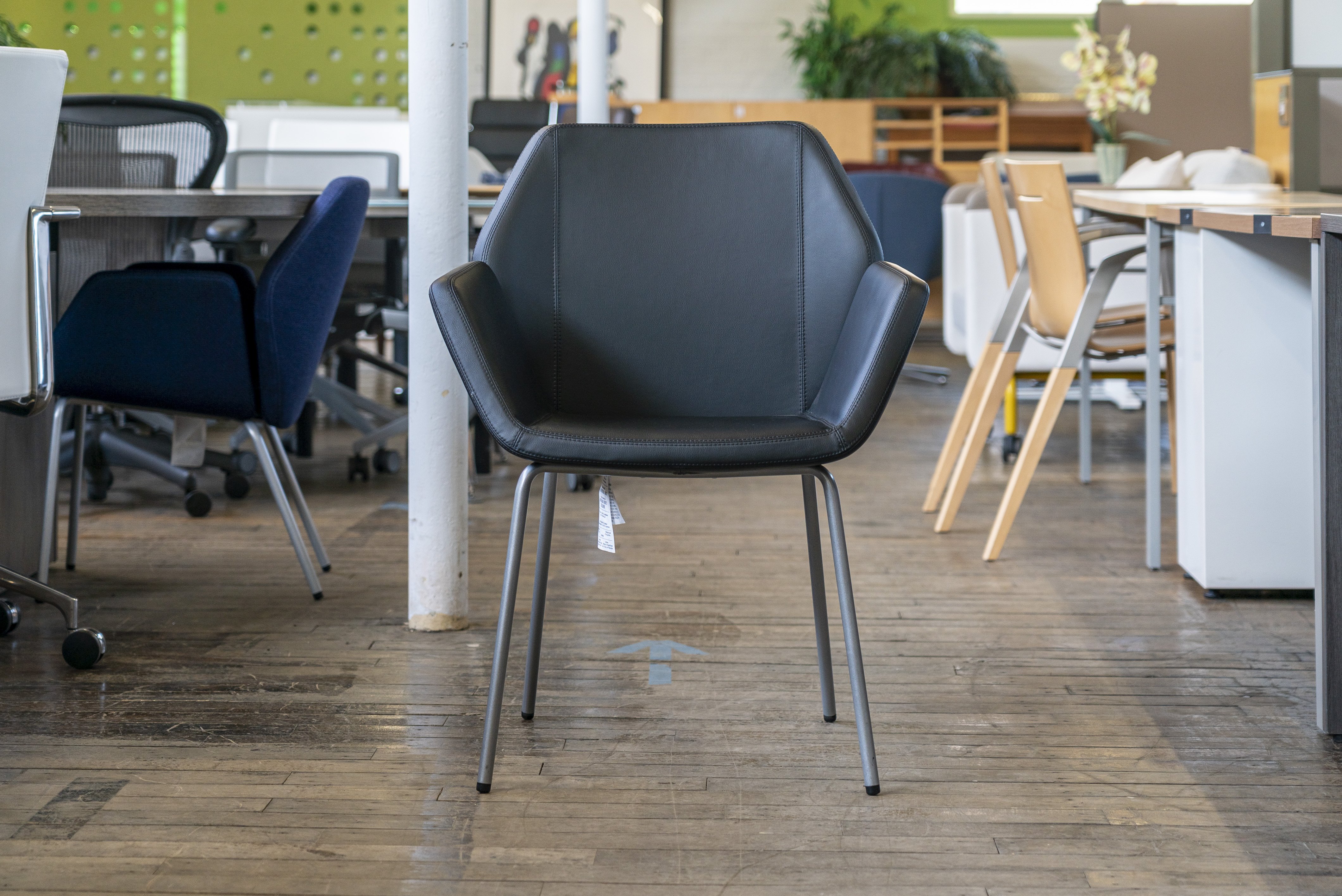 keilhauer-cahoots-leather-guest-chairs