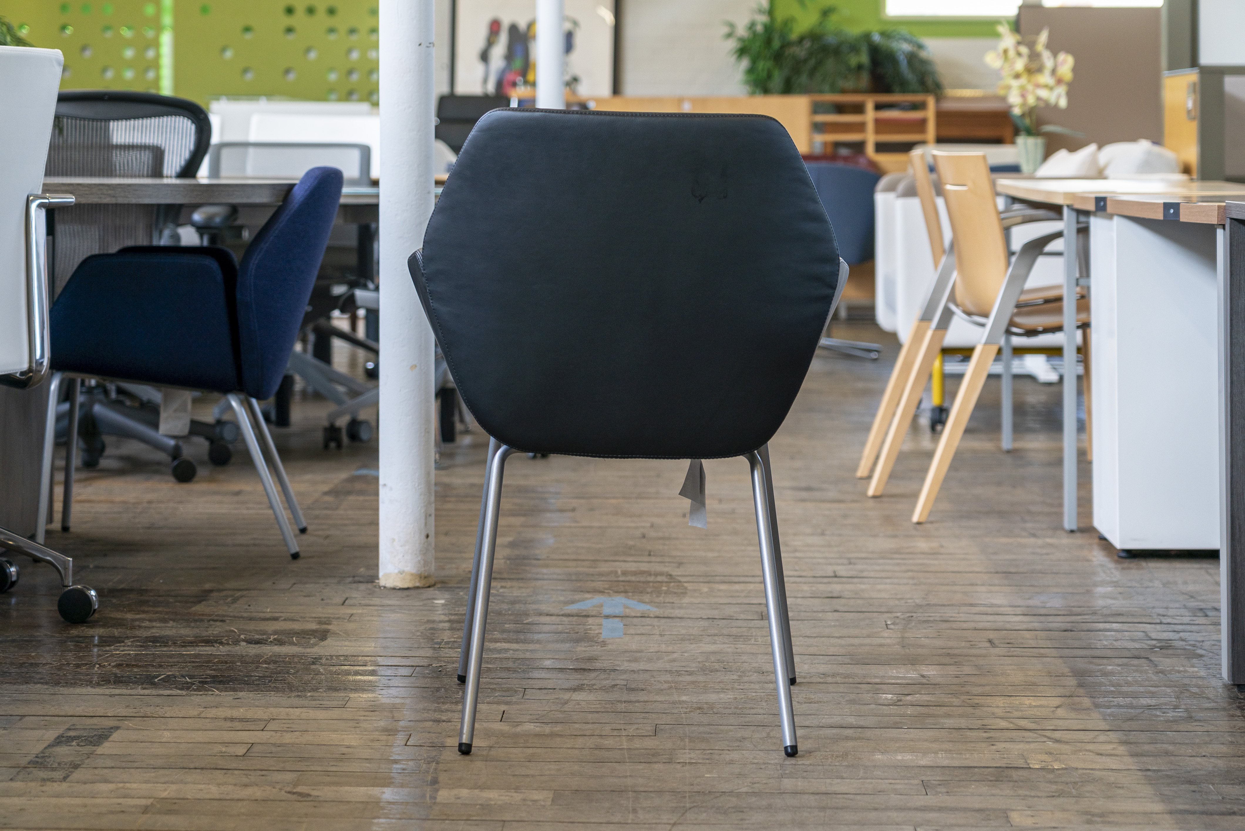 keilhauer-cahoots-leather-guest-chairs