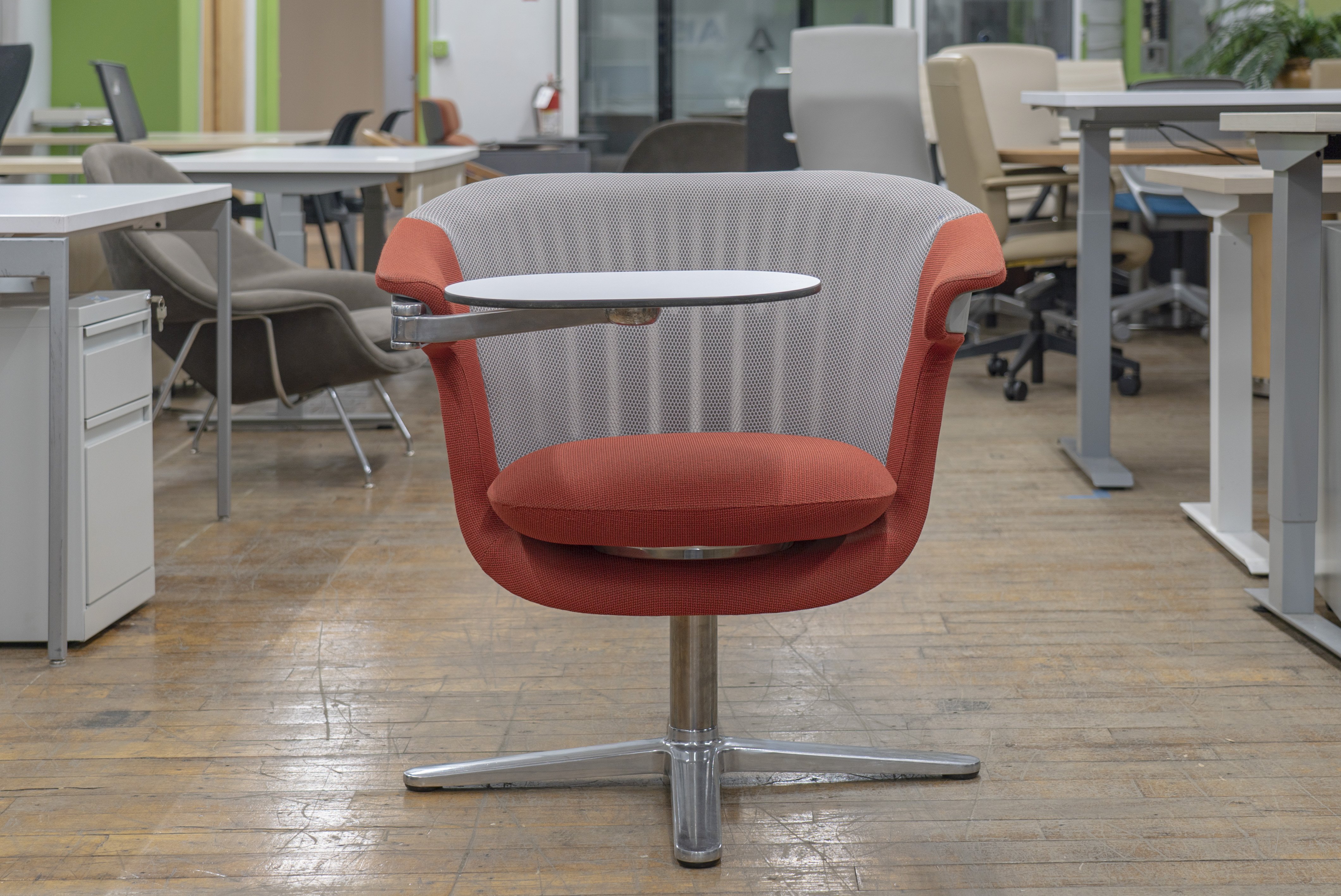 steelcase-i2i-swivel-lounge-chairs-with-tablet