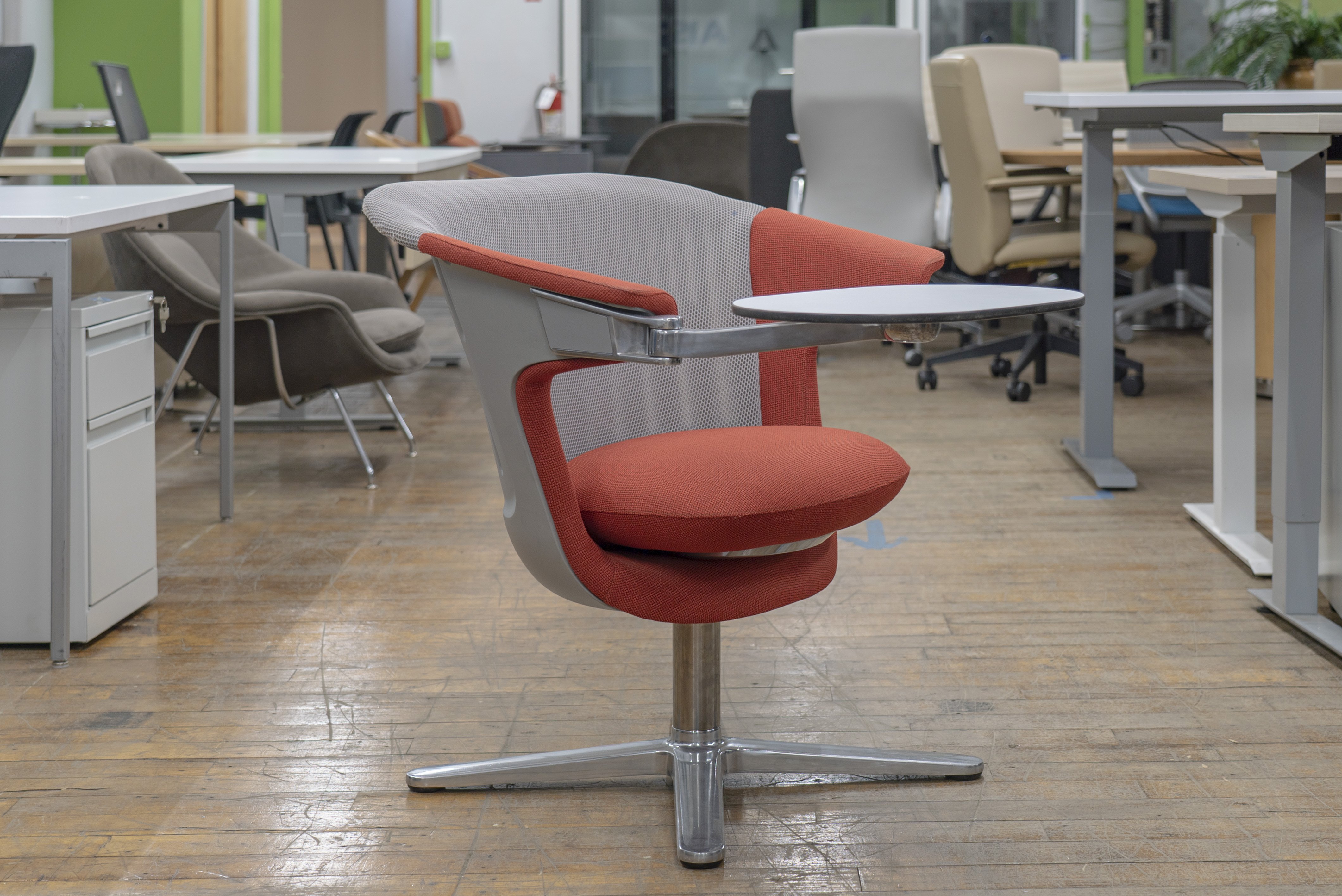 steelcase-i2i-swivel-lounge-chairs-with-tablet